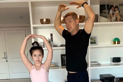 Adrián Suar en uno de los tantos bailes que suele compartir con su hija de 9 años, Margarita