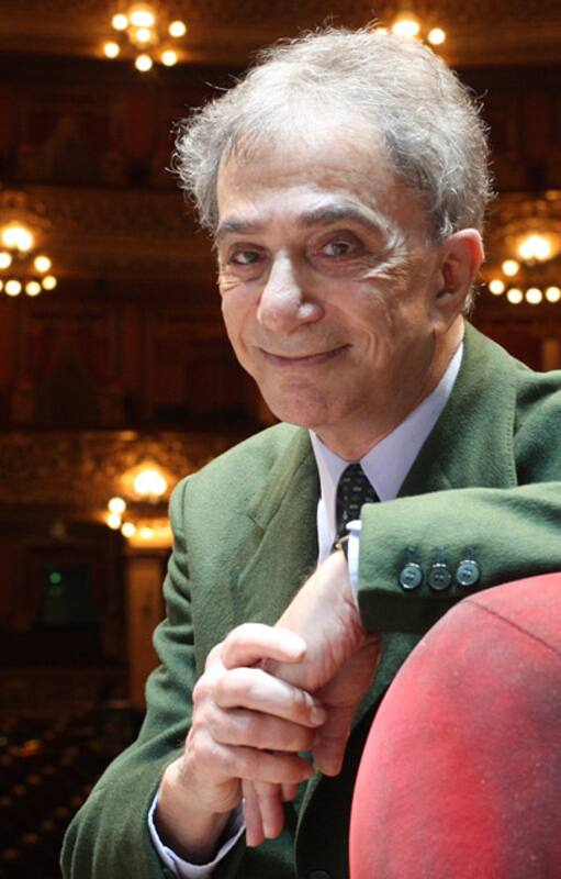 El actor y director Sergio Renán, en el escenario del Teatro Colón
