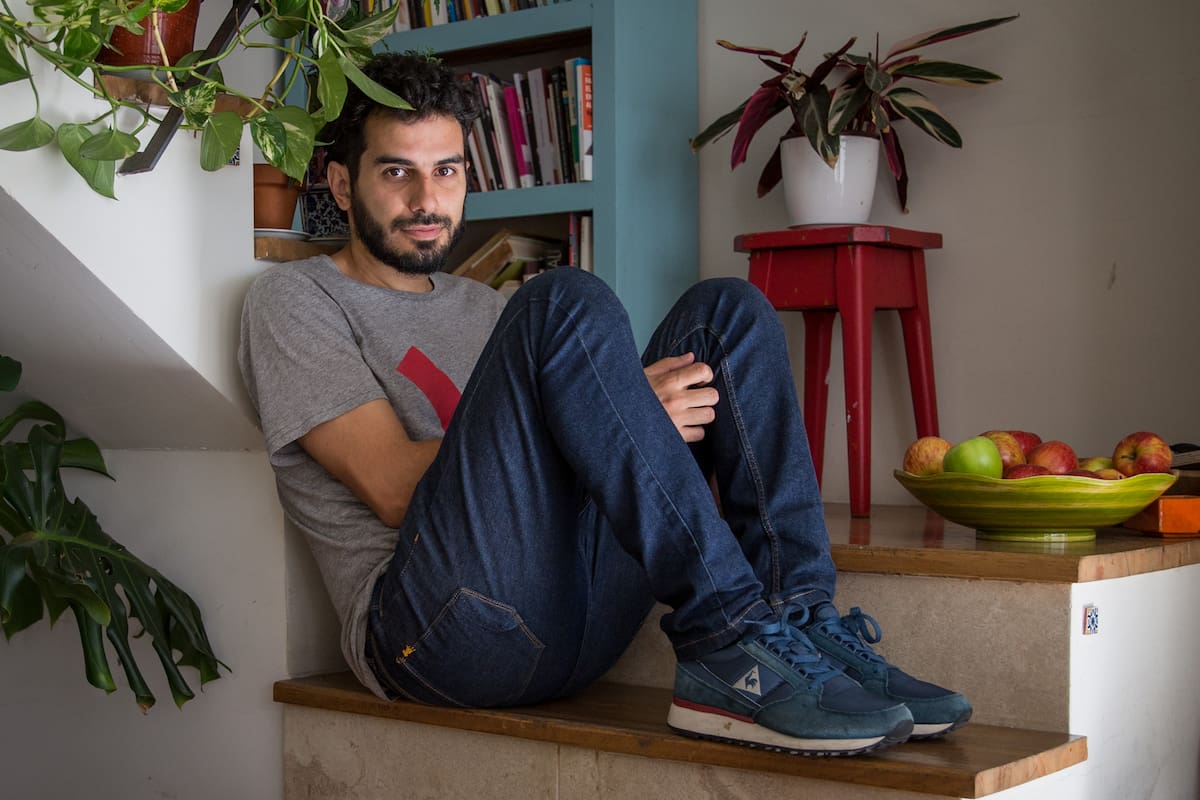 El actor y dramaturgo, una de las voces más frescas del teatro porteño, despide este mes en el Sarmiento Para partir, una obra sobre un suicida que organiza su propio velorio