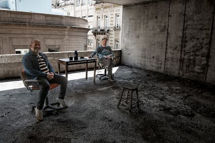 El actor y el director, Lisandro Rodriguez, durante los preparativos del edificio que será escenario el fin de semana próximo