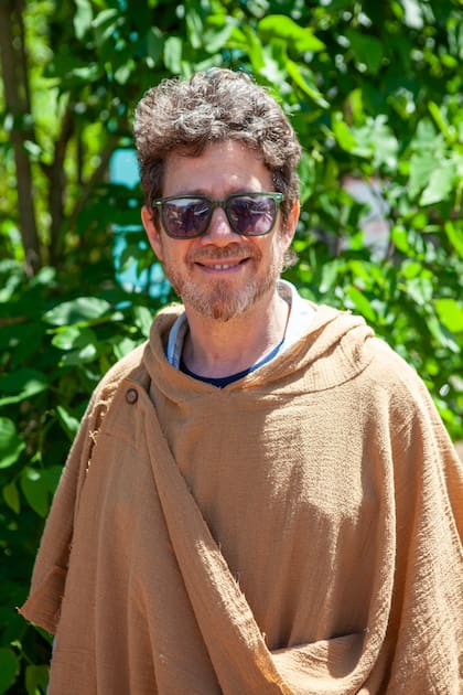 El actor y humorista Peto Menahem con su poncho de Casa Tarlo, uno de los expositores de la feria.