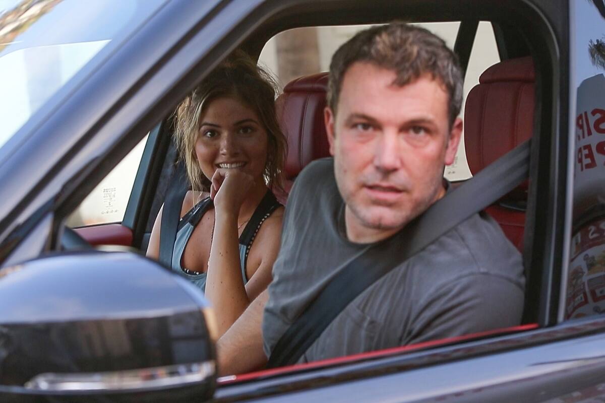 El actor y la joven de 22 años fueron sorprendidos por los paparazzi y, lejos de esconderse, posaron para las cámaras