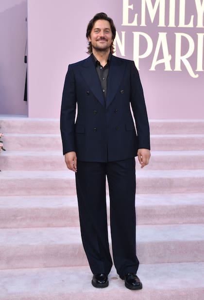 El actor y modelo francés Lucas Bravo, quien interpreta a Gabriel en la exitosa serie de Netflix, también fue de la partida