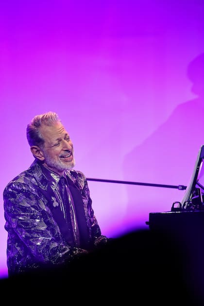 El actor y músico estadounidense Jeff Goldblum acompañó a Boneta en el piano.