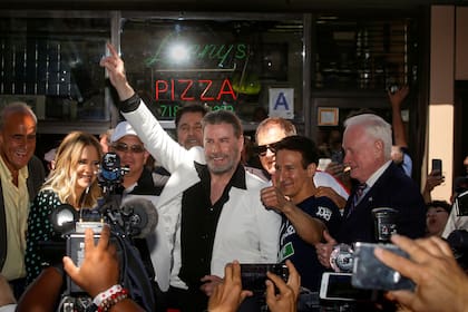 El actor y su público se congregaron en la pizzería donde el personaje se compraba dos porciones de pizza margarita