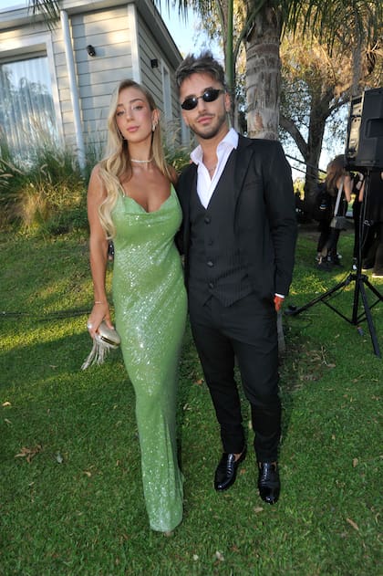 El actor Yeyo De Gregorio con un look súper canchero, junto a su novia, Micaela Latrichia. Fue el actor quien ofició la ceremonia y unió a la pareja