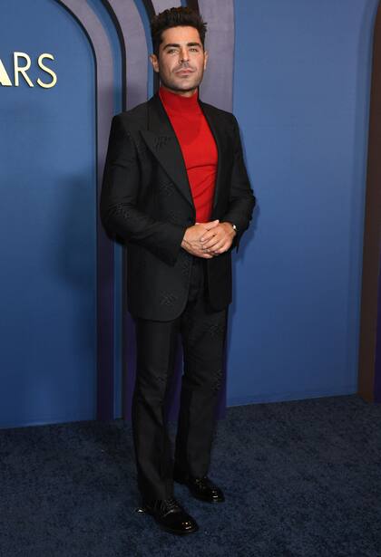 El actor Zac Efron no solo llamó la atención por su último trabajo, en The Iron Claw, sino porque en la gala de los premios Governors fue uno de los más mirados por su polera roja, un look que promete marcar tendencia entre los hombres