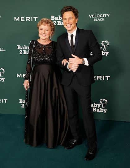 El actor Zach Braff lució muy elegante en un traje negro. A la gala optó por ir en compañía de su mamá, Anne Brodzinsky, quien se mostró muy simpática con la prensa