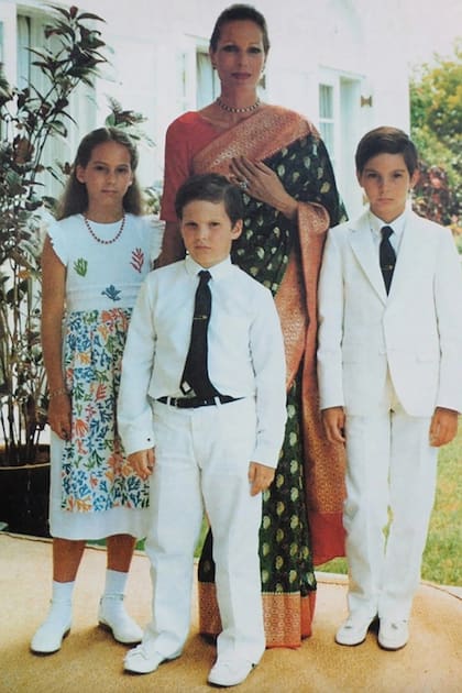 El actual Aga Khan en su infancia (a la derecha), con su madre, la princesa Salimah, y sus hermanos Zahra y Hussain.