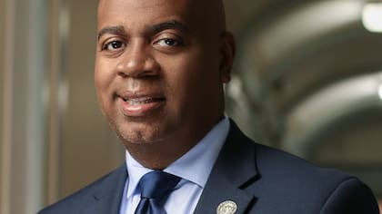 El actual alcalde, Ras Baraka, se enfrentó a siete contrincantes en la elección por el control de Newark: volvió a ganar
