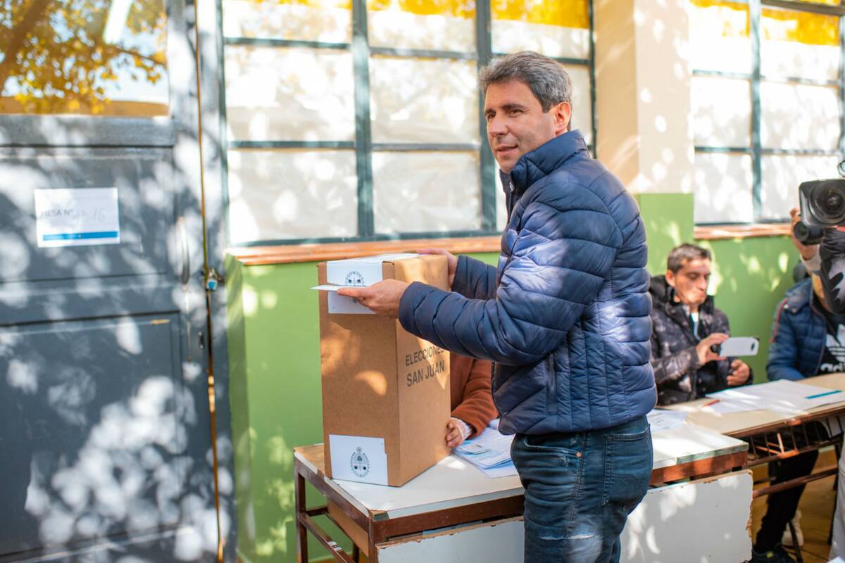 El actual gobernador y favorito en esta elección, Sergio Uñac, emite su votó esta tarde en el departamento de Pocito
