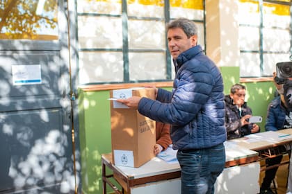 El actual gobernador y favorito en esta elección, Sergio Uñac, emite su votó este mediodía en el departamento de Pocito