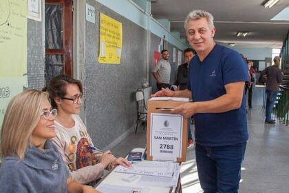 El actual intendente de San Martín, que va por su quinto mandato, tuvo más votos, pero es el único que no tiene la victoria asegurada en las generales.