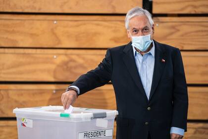 El actual presidente de Chile, Sebastián Piñera, emite su voto en la segunda vuelta de Chile