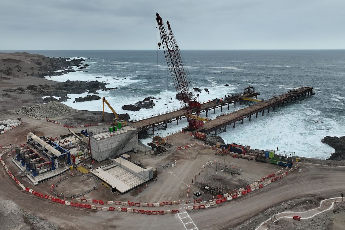 El acueducto de 160 kilómetros asciende desde el Pacífico hasta más de 3000 metros de altura para abastecer a las minas de Codelco en el desierto de Atacama