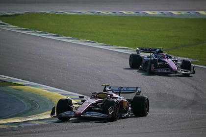 El acuerdo con Alpine le garantiza al piloto un asiento para toda la temporada 2026
