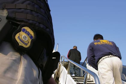 El acuerdo del DHS y CBP que podría ayudar al ICE a localizar migrantes en vuelos domésticos