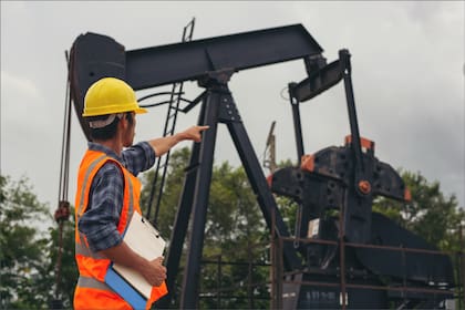 El acuerdo entre Midland College y las compañías de extracción de petróleo incluye disposiciones que protegen a los estudiantes, como la obligación de construir un muro de hormigón para minimizar los ruidos