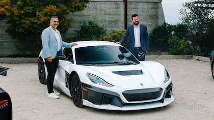 El acuerdo fue firmado durante la Semana del Automóvil de Monterey por Di Si, Mate Rimac, fundador y CEO de Bugatti-Rimac, Christophe Piochon, COO de Bugatti Rimac, y Hendrik Malinowski, director Comercial de Bugatti Rimac.
