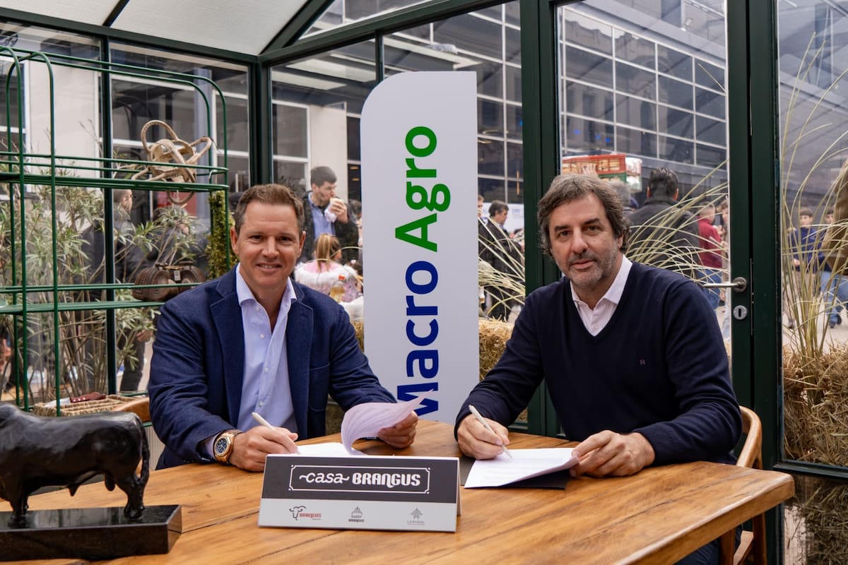 El acuerdo fue suscripto por el presidente de Banco Macro, Jorge Brito, y el presidente de la Asociación Argentina de Brangus, Mauricio Groppo