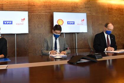 El acuerdo se realizó entre YPF, Equinor y Shell para la exploración costas afuera del mar argentino