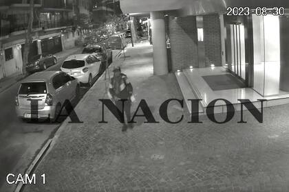 El acusado del asesinato de Mariano Barbieri, registrado por una cámara de seguridad pocos minutos antes del crimen