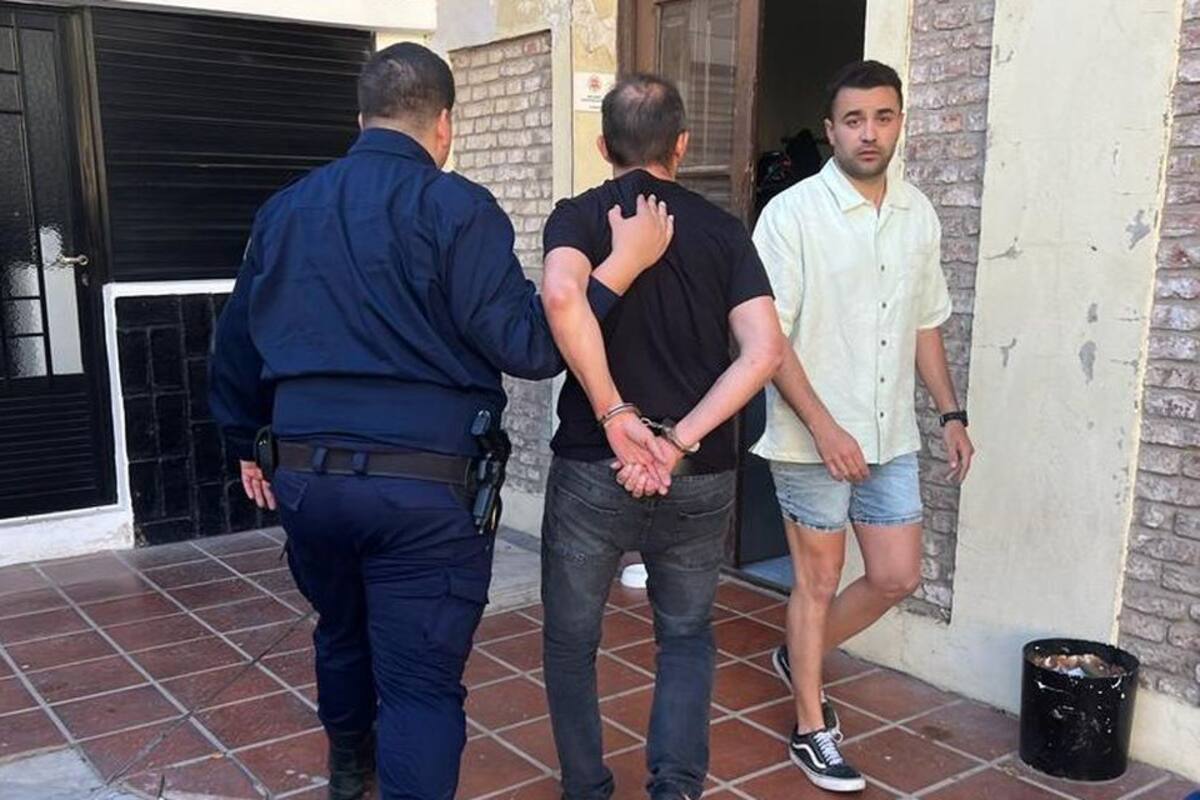 El acusado ingresa a la sede policial de San Francisco.