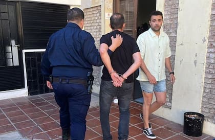El acusado ingresa a la sede policial de San Francisco.