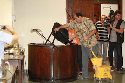 En una audiencia judicial, el acusado por el doble crimen de las hermanas israelíes se orinó frente al magistrado.