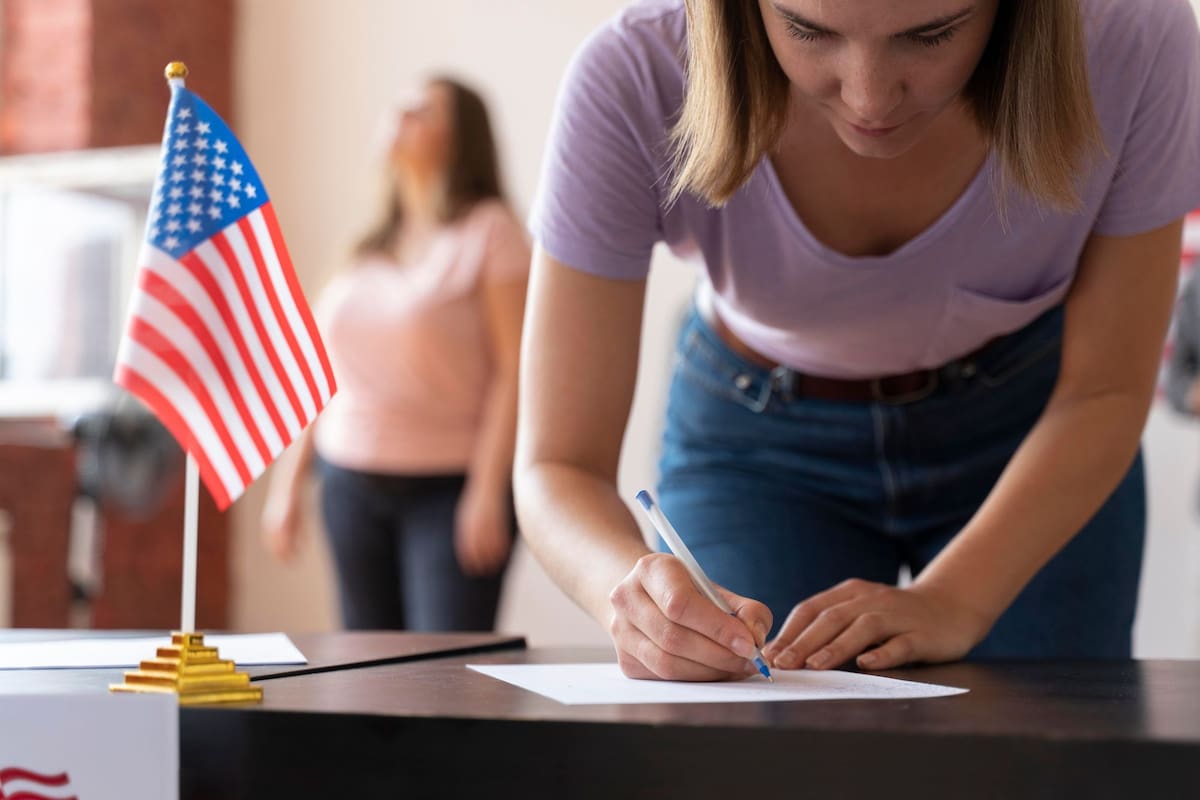 El Adjustment of Status permite a ciertos inmigrantes solicitar la residencia permanente sin salir de Estados Unidos