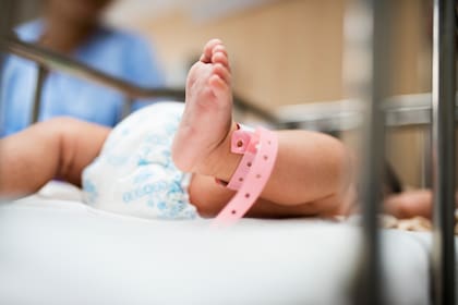 El ADN mitocondrial se hereda de la madre y, aunque también puede afectar a los varones, ellos no transmiten la enfermedad