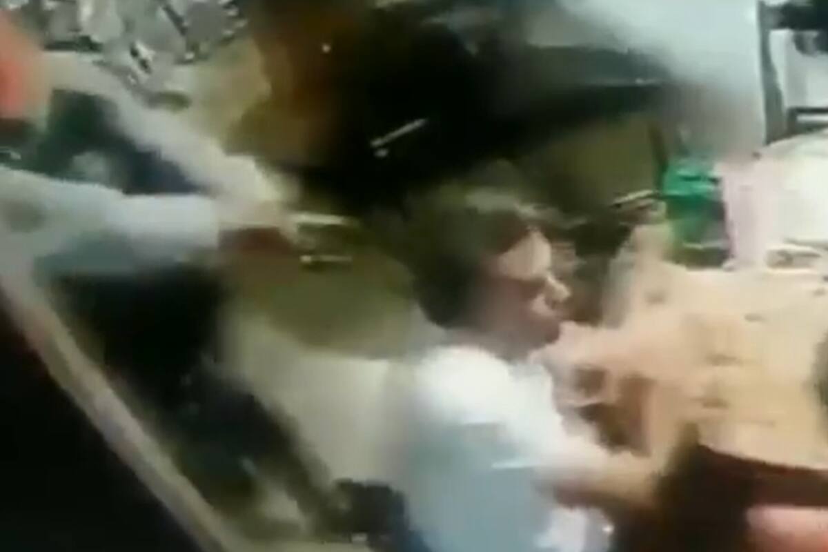 El adolescente apunta desde atrás al hombre, pero afortunadamente no logra gatillar