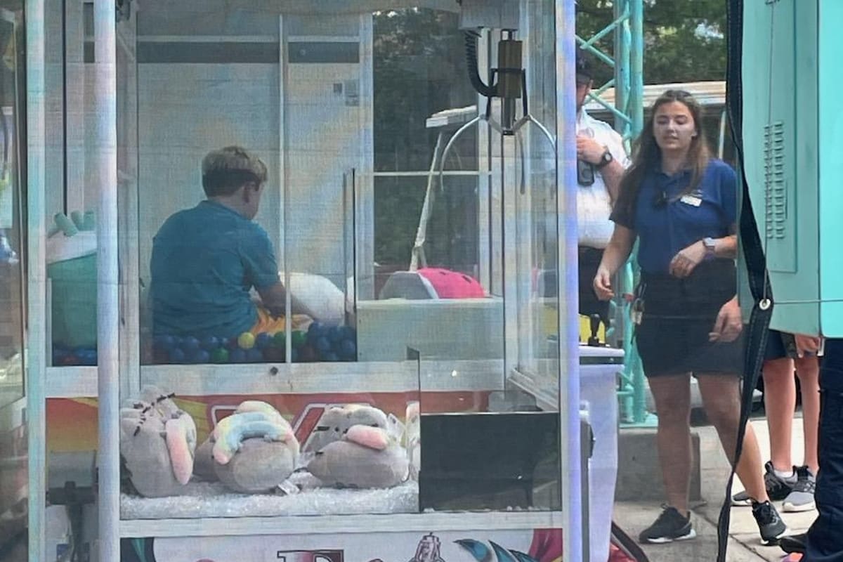 El adolescente quedó encerrado dentro de la caja vidriada por aproximadamente 15 minutos y debió ser rescatado por personal del parque