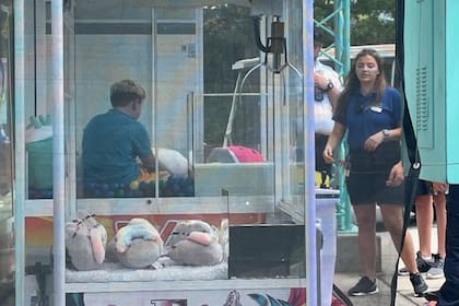 El adolescente quedó encerrado dentro de la caja vidriada por aproximadamente 15 minutos y debió ser rescatado por personal del parque