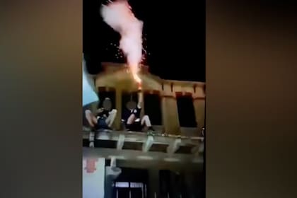 El adolescente se encontraba en el techo de una de las rejas del colegio.