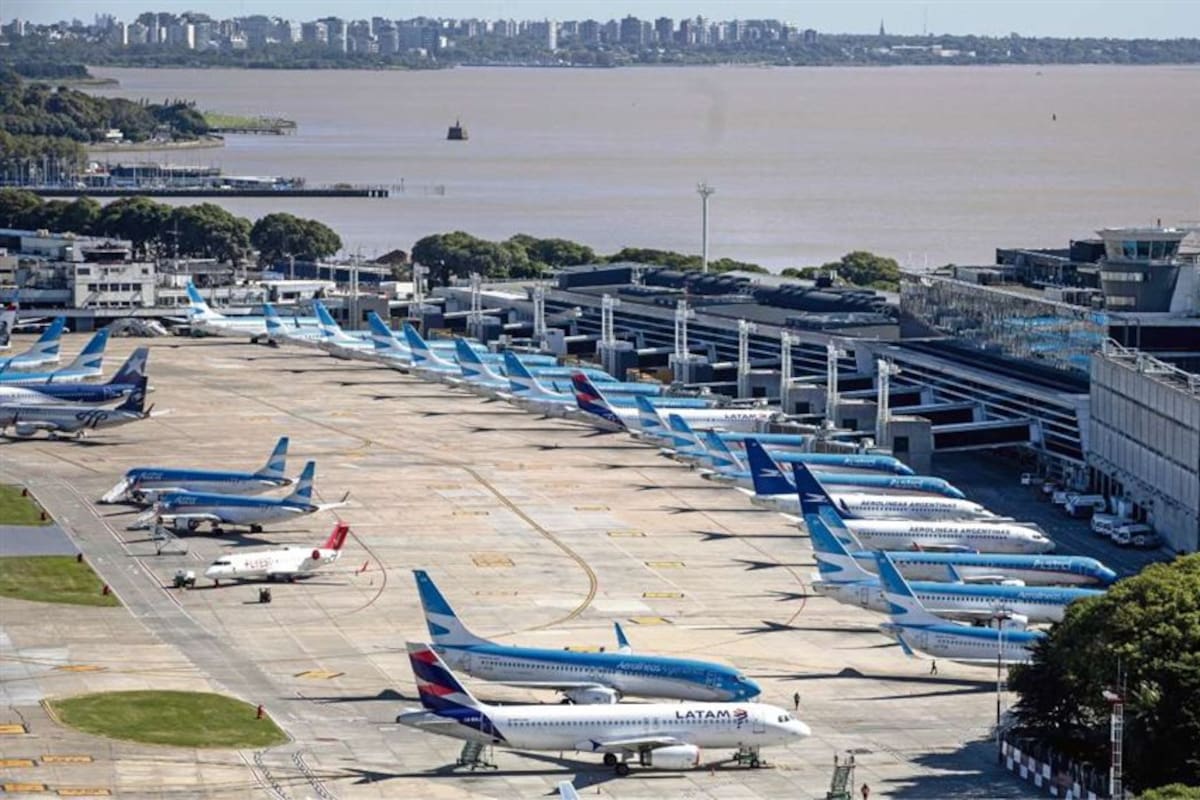El aeroparque porteño, con los aviones en tierra desde hace un mes