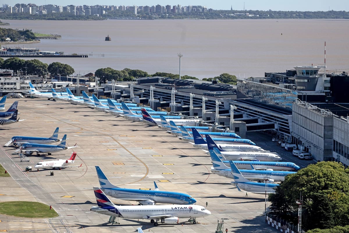 El aeroparque porteño, con los aviones en tierra desde hace un mes
