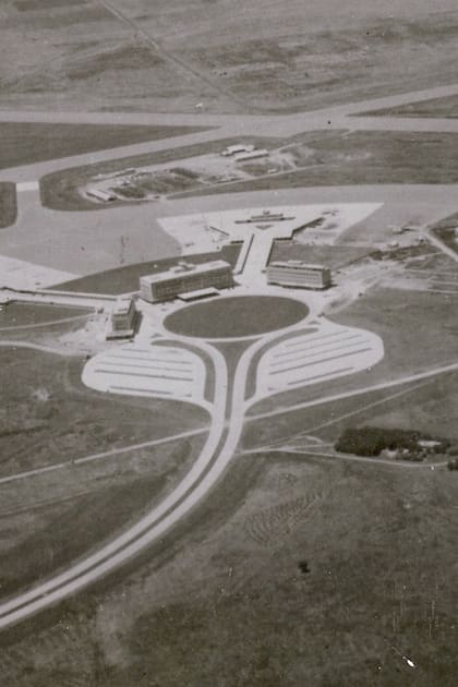 El Aeropuerto de Ezeiza tal como lucía en 1949, el año de su inauguración; puede observarse la autopista que también se construyó especialmente