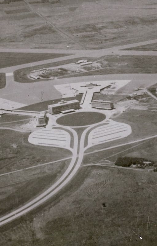El Aeropuerto de Ezeiza tal como lucía en 1949, el año de su inauguración; puede observarse la autopista que también se construyó especialmente