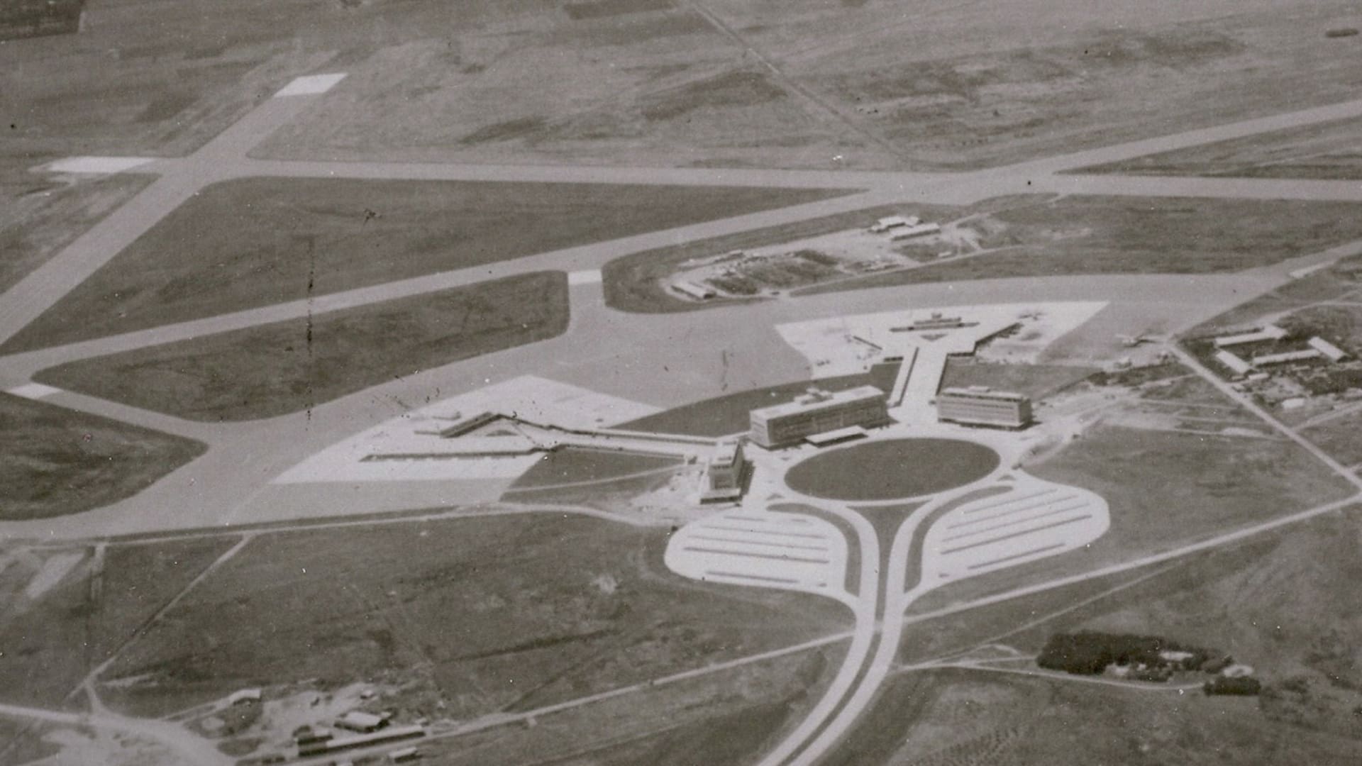 El Aeropuerto de Ezeiza tal como lucía en 1949, el año de su inauguración; puede observarse la autopista que también se construyó especialmente