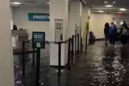 El aeropuerto de LaGuardia, inundado