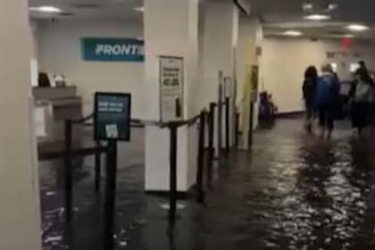 El aeropuerto de LaGuardia, inundado