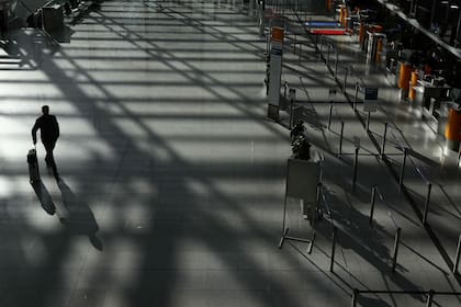 El aeropuerto de Munich, desolado por la ausencia casi total de viajeros; los especialistas tratan de entender por qué Alemania tiene la tasa de mortalidad más baja por coronavirus