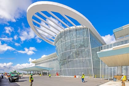 El Aeropuerto de Orlando permanecerá cerrado este jueves tras el paso del huracán Ian y planean la reapertura el viernes 30 de septiembre