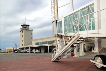 El aeropuerto Internacional de Río Grande, que lleva el nombre del Gobernador Ramón Trejo Noel, se encuentra ubicado a unos 5 kilómetros hacia el noroeste del centro de la ciudad.