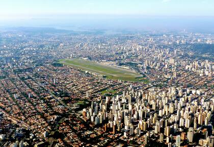 El Aeropuerto de Sáo Paulo/Congonhas, emplazado entre altos edificios solo recibe trafico domestico debido a la limitacion de su pista estrecha