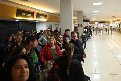 El aeropuerto de Trelew fue evacuado ante la aparición de un objeto sospechoso