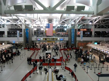 El Aeropuerto Internacional John F. Kennedy es uno de los más afectados, con más del 30% de ausentismo