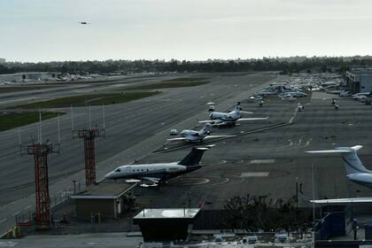 El Aeropuerto John Wayne, en Santa Ana, California es propiedad del condado de Orange y linda con importantes zonas residenciales