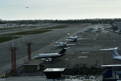 El Aeropuerto John Wayne, en Santa Ana, California es propiedad del condado de Orange y linda con importantes zonas residenciales